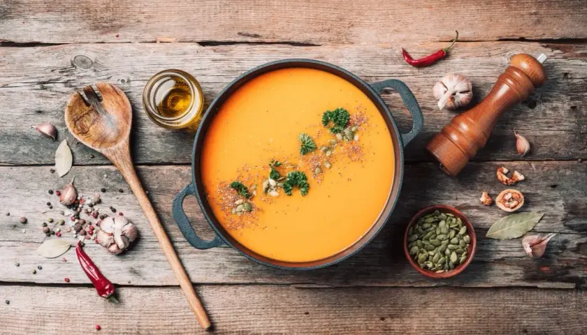 Co dodać do zupy dyniowej, aby wzbogacić jej smak i aromat?