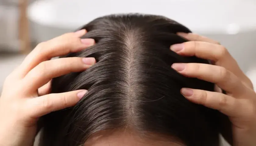 Peeling enzymatyczny do skóry głowy jak używać, by uniknąć problemów z łupieżem