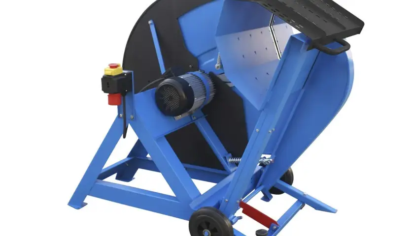 Blaue Wippkreissäge mit Elektroantrieb und Schutzvorrichtungen. Die Zapfwelle ist nicht sichtbar, aber die elektrische Verbindung ist klar erkennbar.