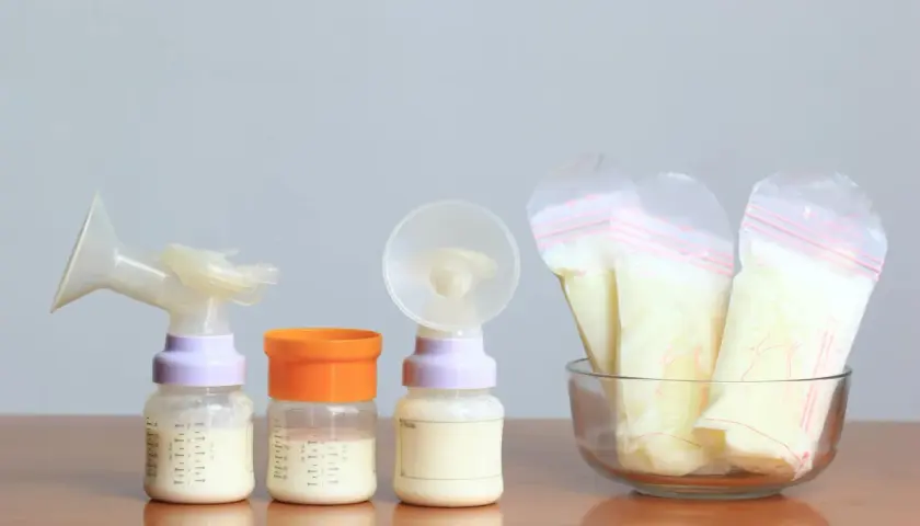 Biberon e sacchetti per la conservazione del latte materno, strumenti essenziali per la produzione latte materno.