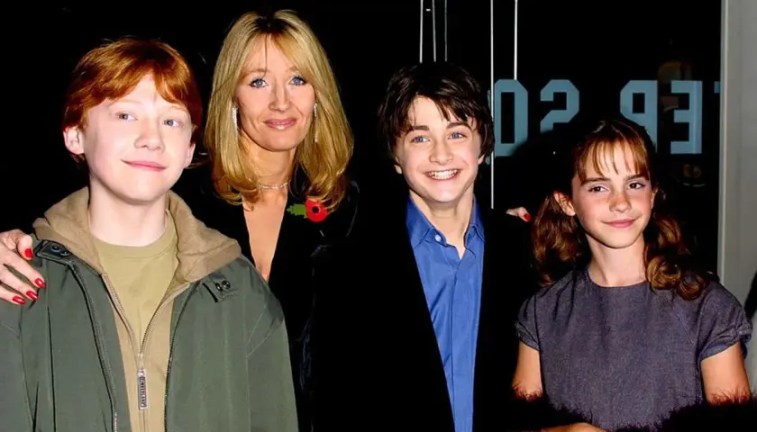 J.K. Rowling z młodymi aktorami: Rupertem Grintem, Danielem Radcliffe'em i Emmą Watson. Hermiona i Harry wyglądają na szczęśliwych.