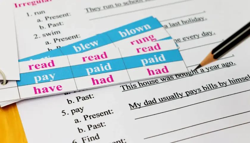 Test di verbi di preferenza in inglese: "run", "swim", "pay", "have". Schede con forme verbali irregolari.