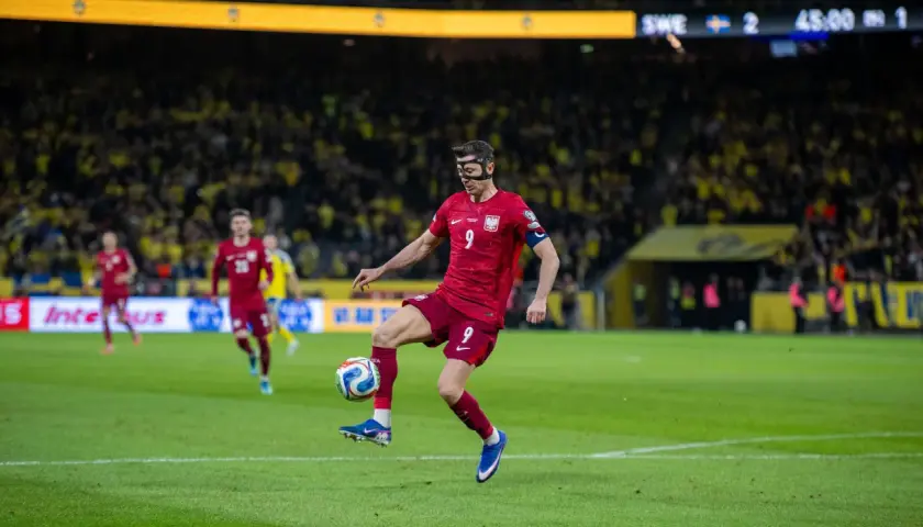 Robert Lewandowski w masce, w akcji dla reprezentacji Polski.