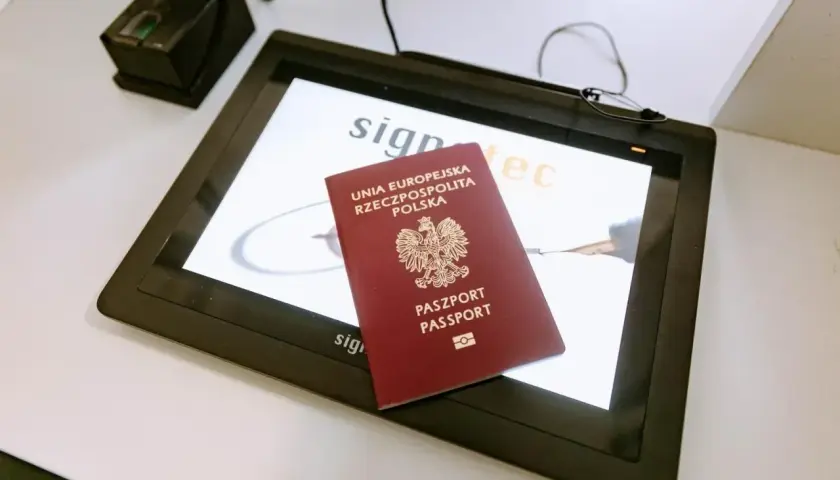 Polski paszport na ekranie tabletu. Czy do Austrii potrzebny jest paszport? Tak, jeśli nie jesteś obywatelem UE.