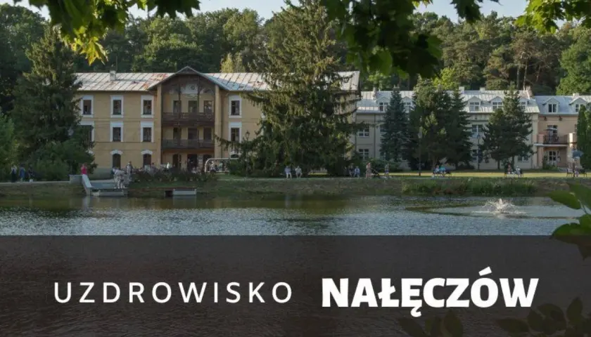 Uzdrowisko Nałęczów oferuje wspaniałe atrakcje na weekend. Malowniczy staw i zabytkowe budynki tworzą idealne tło do relaksu.