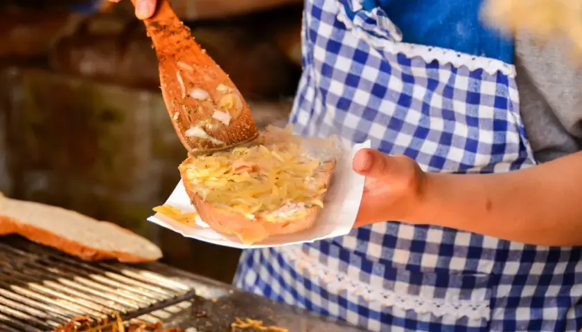 Smaczna kanapka z kapustą i smalcem, choć może podnosić cholesterol, kusi z drewnianej łopatki.