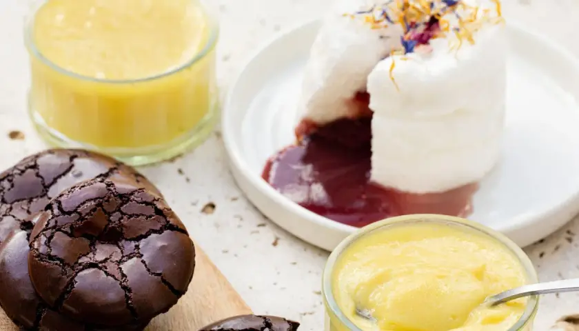 Des desserts délicieux : île flottante, crème anglaise et brownies. Parfait pour savoir que faire avec des blancs d'œufs !