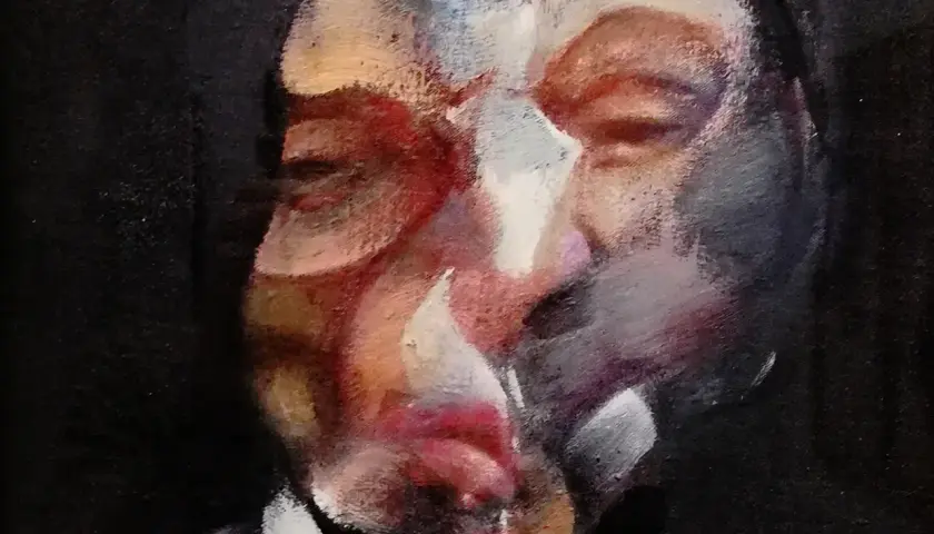 Zniekształcona twarz, jakby w ruchu, w stylu Francis Bacon (malarz). Intensywne barwy i mroczne tło.