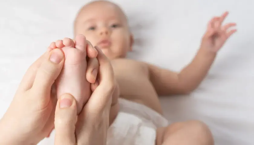 Un massage du pied de bébé peut aider à soulager la constipation.