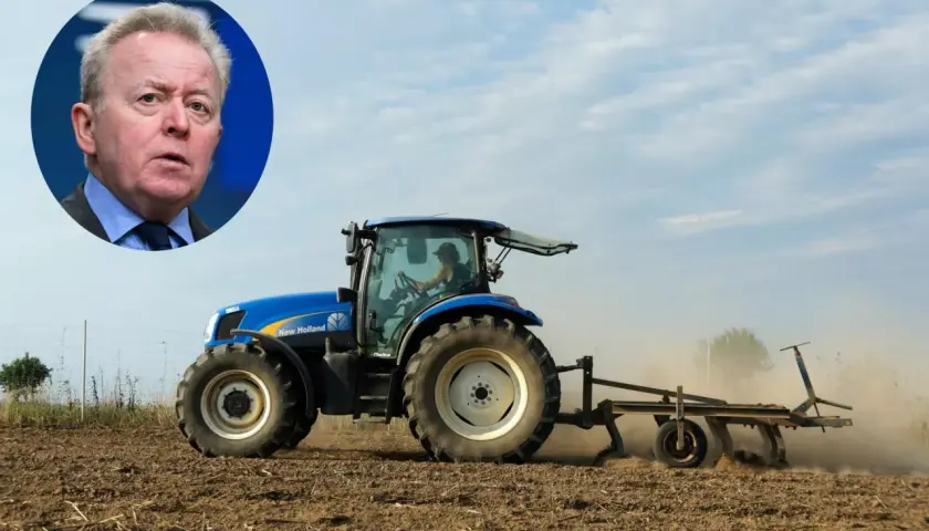 Aktywny rolnik pracuje traktorem na polu, a w tle widać polityka. Dopłaty dla rolników to ważna sprawa.
