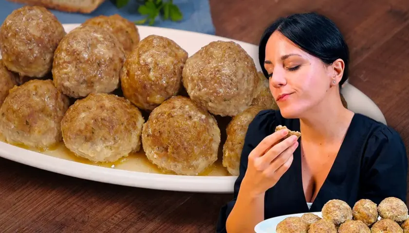 Una donna assapora deliziose polpette al forno, dorate e succulente, servite su un piatto bianco.