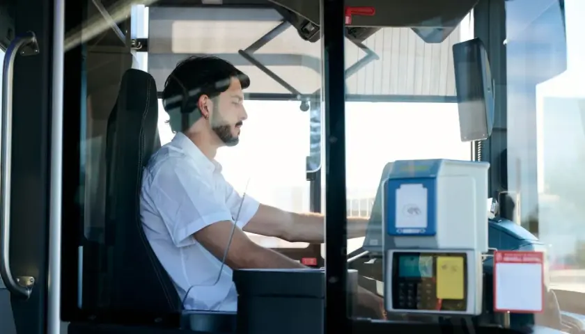 Mężczyzna za kierownicą autobusu. Zastanawiasz się, ile zarabia kierowca autobusu?