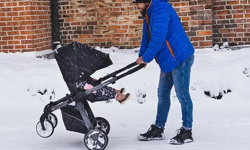Jak bezpiecznie przewieźć noworodka ze szpitala zimą i uniknąć błędów