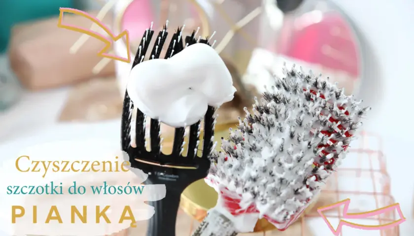 Pianka do czyszczenia szczotki do włosów z kurzu. Dwie szczotki pokryte pianką, jedna czarna, druga z czerwonymi elementami.