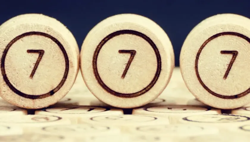 777: Poznaj znaczenie tej magicznej liczby w numerologii