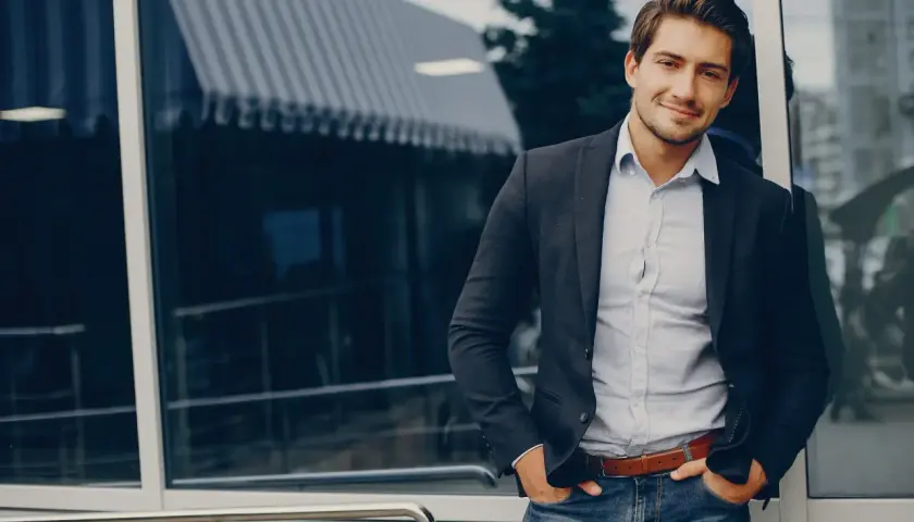 Mężczyzna w marynarce i jeansach, idealny przykład stylu business casual.