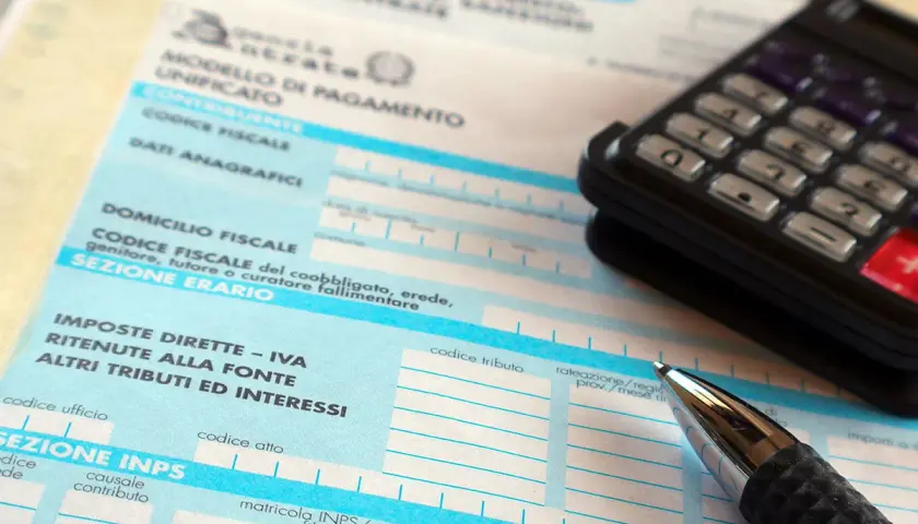 Modello di pagamento unificato con calcolatrice e penna. Compilazione di una parcella medico o documento fiscale.
