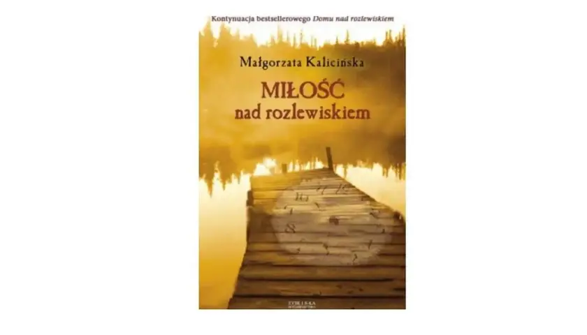 Okładka książki "Miłość nad rozlewiskiem" Małgorzaty Kalecińskiej. To kolejna część sagi nad rozlewiskiem, przedstawiająca drewniane molo o zachodzie słońca.