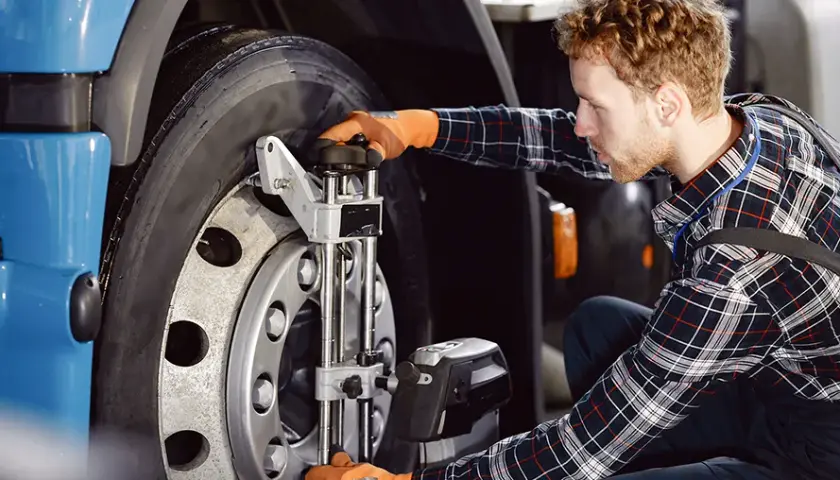Co robi kierowca mechanik? Obowiązki i umiejętności w pracy