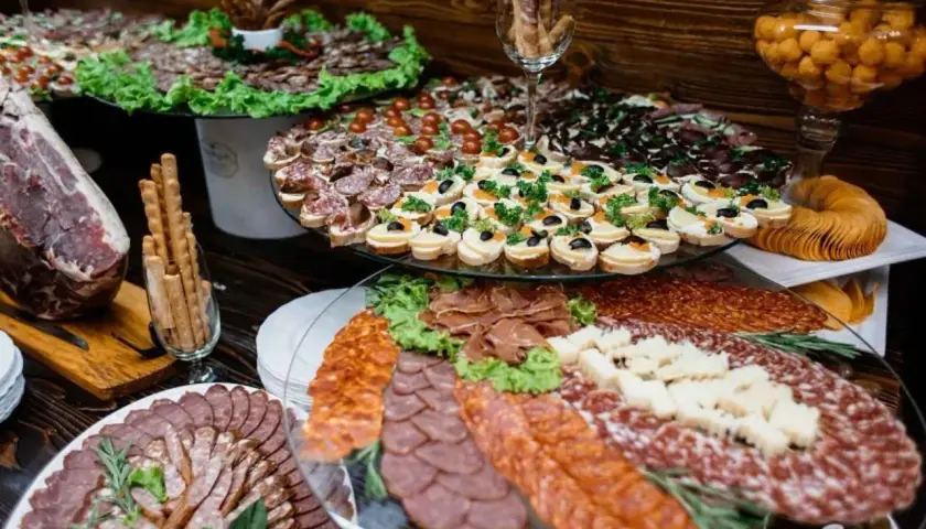 Bogactwo wędlin, serów i przekąsek na wiejski stół. Idealne na każdą okazję, by poczuć smak tradycji.