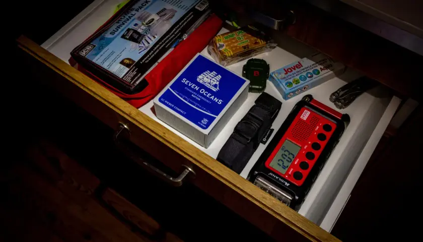 Wyposażenie schronu: zestaw survivalowy, racje żywnościowe, radio, tabletki do uzdatniania wody i latarka.