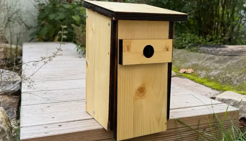 Ein selbstgebauter Nistkasten aus Holz, bereit für gefiederte Bewohner. Das Projekt "Nistkasten bauen" ist abgeschlossen.