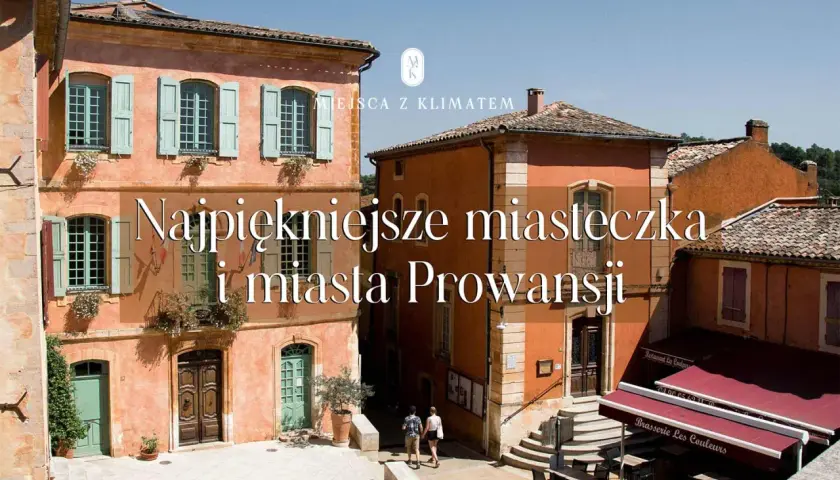 Urokliwe kamienice w **prowansja miasta** z zielonymi okiennicami i drzwiami. W tle restauracja z markizami.