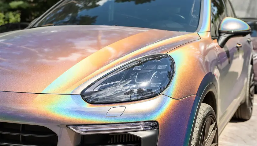Auto oklejone folią kameleon, mieniącą się tęczowymi barwami.