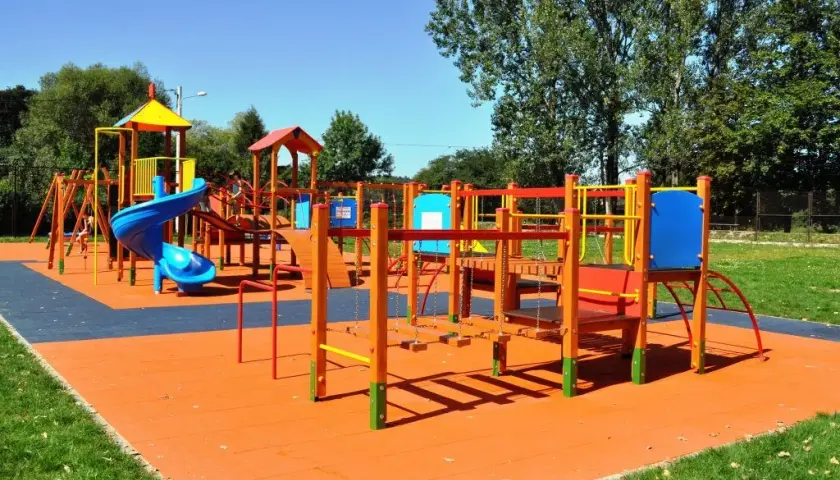 Czym pomalować plac zabaw, aby był bezpieczny i trwały?