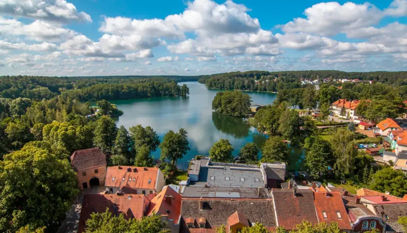Łagów: malownicze jezioro, lasy i urokliwe miasteczko. Idealne miejsce na rodzinne wakacje, pełne atrakcji dla dzieci.