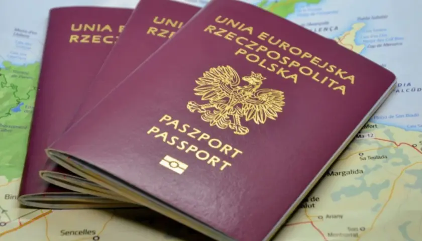 Trzy polskie paszporty leżą na mapie. Zastanawiasz się, gdzie uiścić opłatę za paszport?