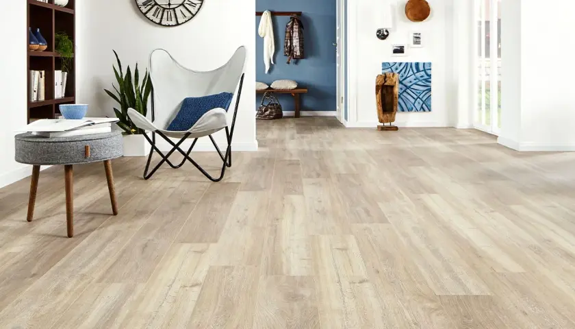 Un soggiorno moderno con un pavimento in gres laminato chiaro che dona luminosità e un tocco naturale.
