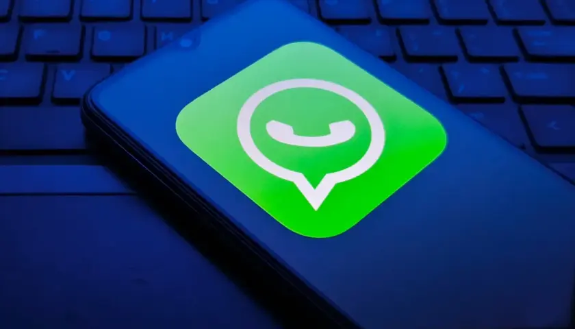 Telefon z logo WhatsApp na klawiaturze. Czyżby awaria WhatsApp uniemożliwiła wysyłanie wiadomości?