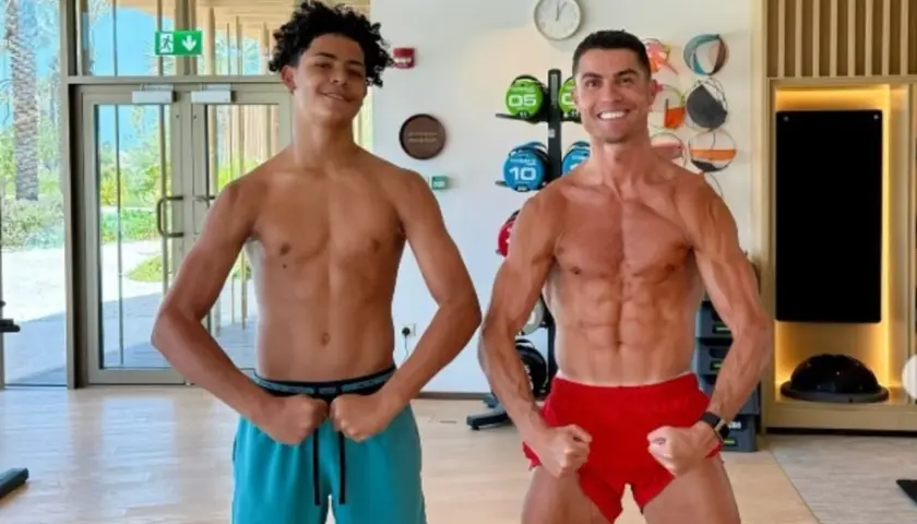 Cristiano Ronaldo i jego syn, Cristiano Jr., prezentują swoje umięśnione sylwetki w siłowni.