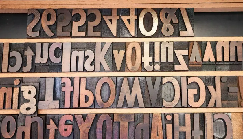 Tipos de letra vintage en madera, listos para componer un texto clásico.
