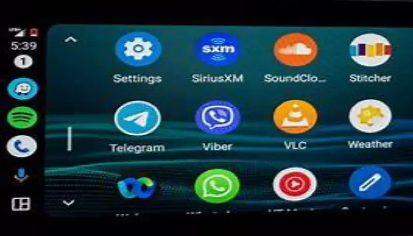 Ekran samochodu z ikonami aplikacji, w tym Telegram, Viber, WhatsApp i YouTube. Działa bezprzewodowy Android Auto, zapewniając łatwy dostęp do multimediów i komunikacji.