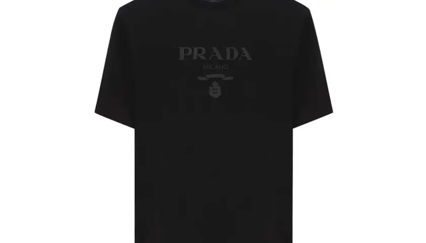 Schwarzes Prada T-Shirt für Herren mit Ton-in-Ton-Logo auf der Brust.