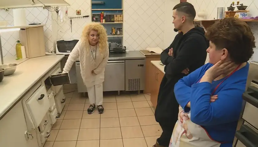 W kuchni restauracji Gęsia Nóżka Magda Gessler sprawdza stare piece, a pracownicy słuchają jej uważnie.