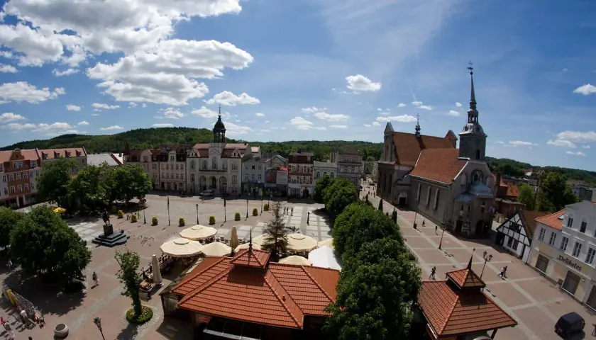 Rynek w Wejherowie z ratuszem i kościołem, idealne miejsce na spacer i odkrywanie atrakcji dla dzieci.