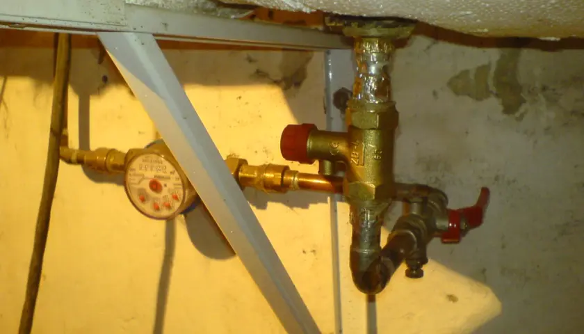 Instalacja wodna z licznikiem i zaworem bezpieczeństwa. Podpowiadamy, jak zamontować zawór bezpieczeństwa w bojlerze elektrycznym.