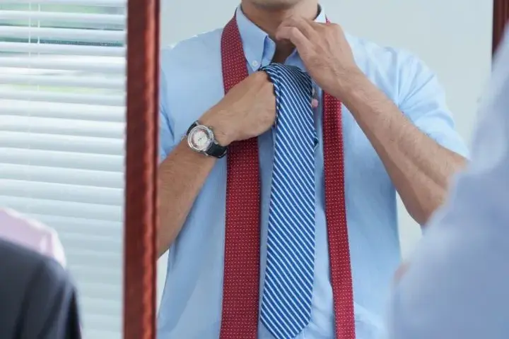Dowiedz się dokąd ma sięgać krawat: zasady elegancji i dobrego stylu