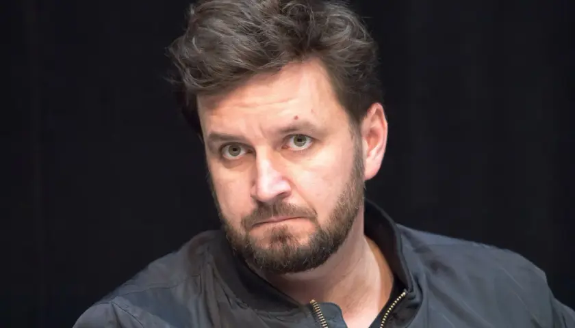 Piotr Domalewski, reżyser, w czarnej kurtce. Może opowiada żonie o nowym projekcie filmowym.