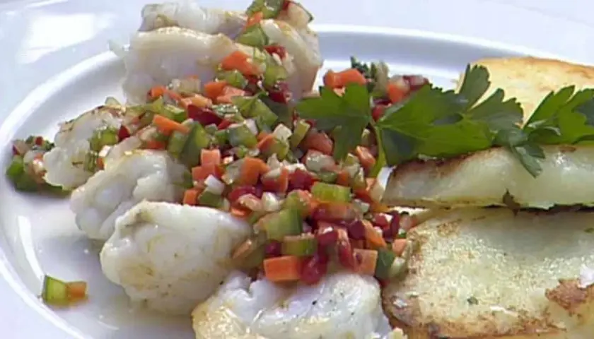 Rape a la plancha con picadillo de verduras y patatas fritas. Un plato delicioso y saludable.