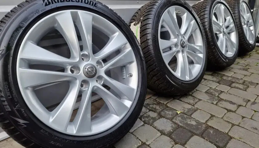 Komplet czterech felg z oponami zimowymi Bridgestone Blizzak LM005 do Astry J. Idealny rozmiar opon dla Twojego samochodu.