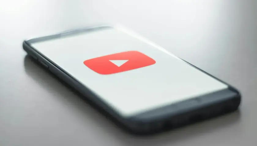 Smartfon z logo YouTube. Dowiedz się, jak ustawić dzwonek na telefon z YouTube, by zawsze mieć ulubioną muzykę pod ręką.