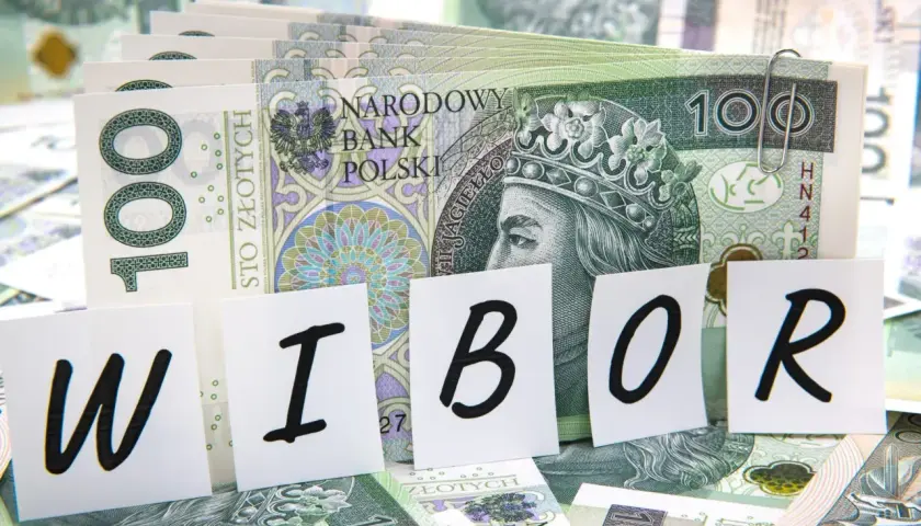 Stos stuzłotowych banknotów z napisem WIBOR.