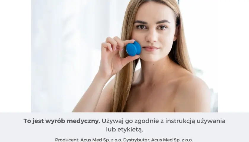 Kobieta trzyma niebieskie bańki chińskie gumowe lub silikonowe do twarzy.