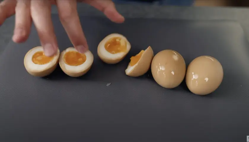 Perfekcyjne Ajitsuke Tamago: Jak ugotować jajko do ramenu?