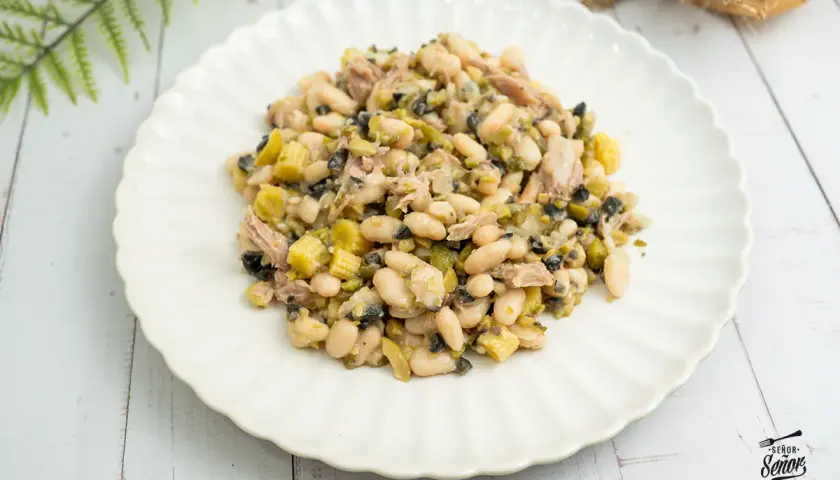 Deliciosa ensalada de alubias blancas con atún, aceitunas y trocitos de pimiento. Un plato fresco y nutritivo.