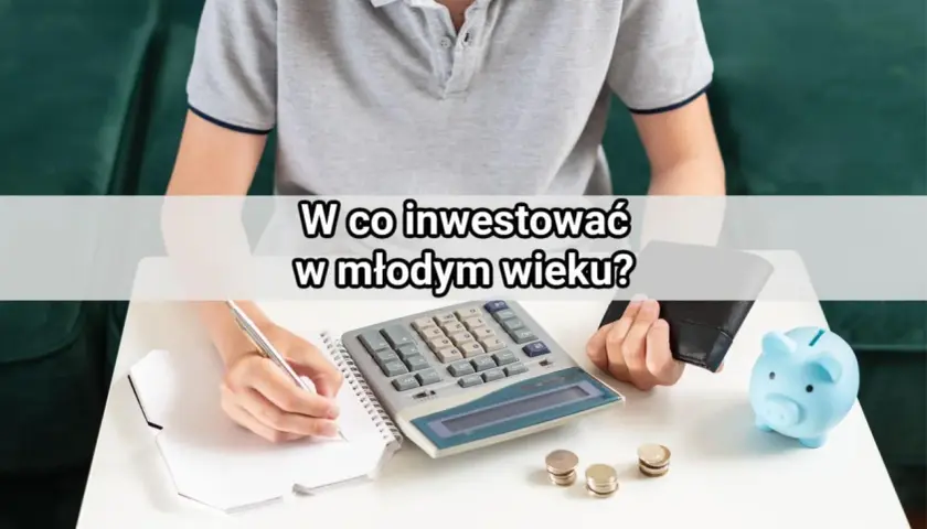 Młoda osoba planuje przyszłość, zastanawiając się, w co inwestować w młodym wieku. Na stole kalkulator, notatnik, monety i skarbonka.